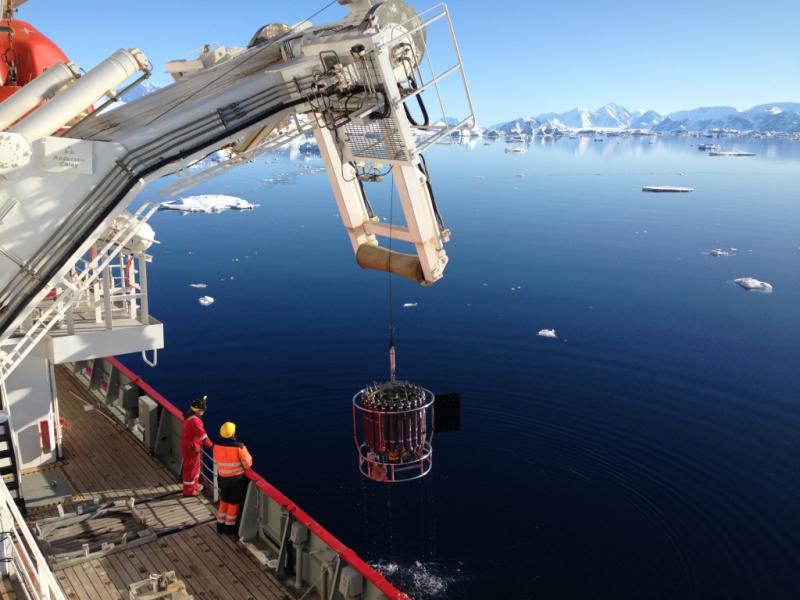 Finishing a CTD in calm waters of the Antarctic Peninsula (Image: J. Mecking)